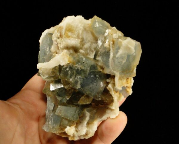 Ceci est pièce typique de fluorite bleu de la mine du Beix, minéral en vente sur la malle du collectionneur de minéraux.
