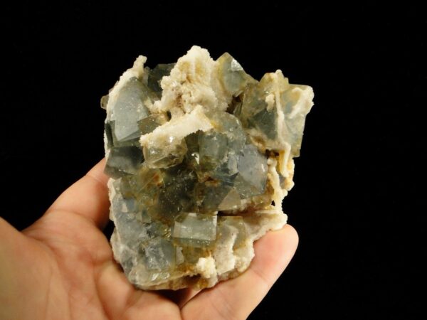 Ceci est pièce typique de fluorite bleu de la mine du Beix, minéral en vente sur la malle du collectionneur de minéraux.