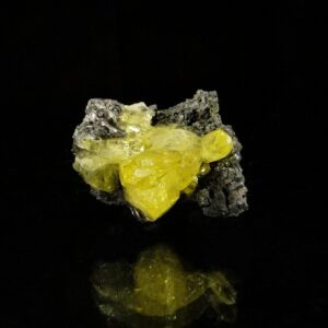 Cristal d'anglésite jaune de Toussit au Maroc, minéral sur la malle du collectionneur.