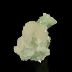 Une apophyllite verte sur stilbite, les cristaux sont brillants et de qualité.