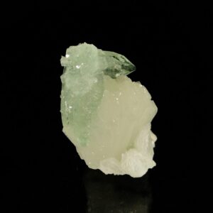 Une apophyllite verte sur stilbite, les cristaux sont brillants et de qualité.