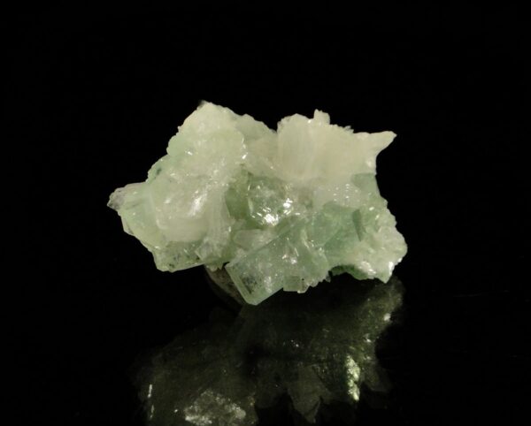 Une apophyllite verte sur stilbite, les cristaux sont brillants et de qualité.