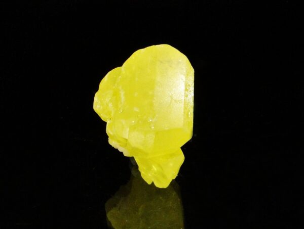 Un monocristal de soufre provenant de Sicile, superbe couleur jaune, pour collectionneur de minéraux.