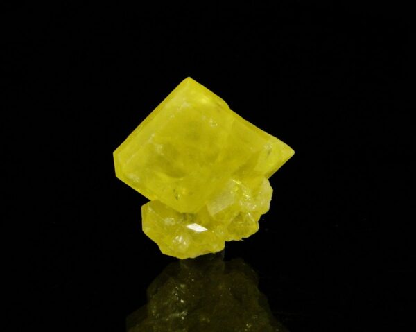Un monocristal de soufre provenant de Sicile, superbe couleur jaune, pour collectionneur de minéraux.