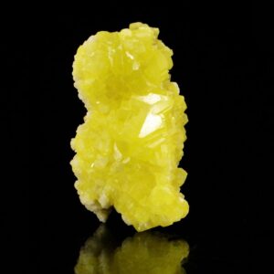 Tapis de cristaux de soufre jaune vif, une pièce pour collectionneurs de minéraux.