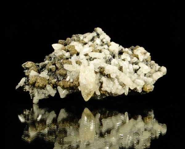 Superbe pièce de Sweetwater mine, l'association pyrite, galène, calcite est remarquable. Une pièce de collection minéralogique.
