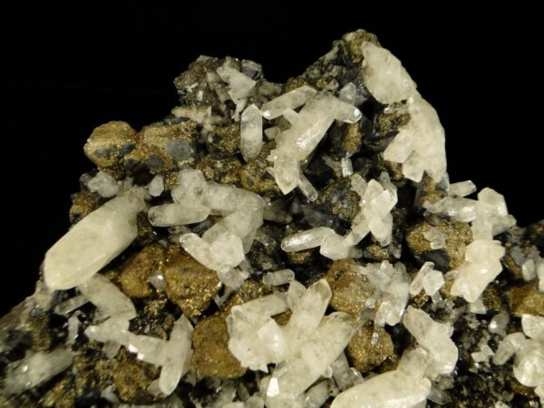Superbe pièce de Sweetwater mine, l'association pyrite, galène, calcite est remarquable. Une pièce de collection minéralogique.