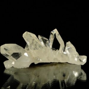 Un ensemble de cristaux de quartz très transparents, ils viennent de l'Arkansas, une pièce pour collectionneurs de minéraux.