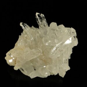 Un ensemble de cristaux de quartz très transparents, ils viennent de l'Arkansas, une pièce pour collectionneurs de minéraux.