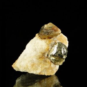 Des cristaux de pyrite sur du talc, une pièce minéralogique pour collectionneur de minéraux.
