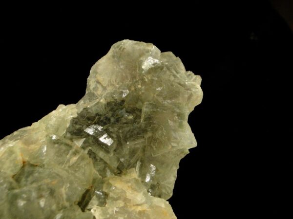 Un fluorite cristallisée de la mine de Fontsante, elle est de couleur vert, bleu, une pièce pour collectionneur de minéraux.