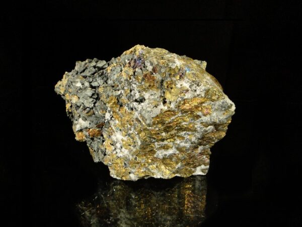 Une chalcopyrite massive très brillant et irisée, une pièce pour collectionneur de minéraux.