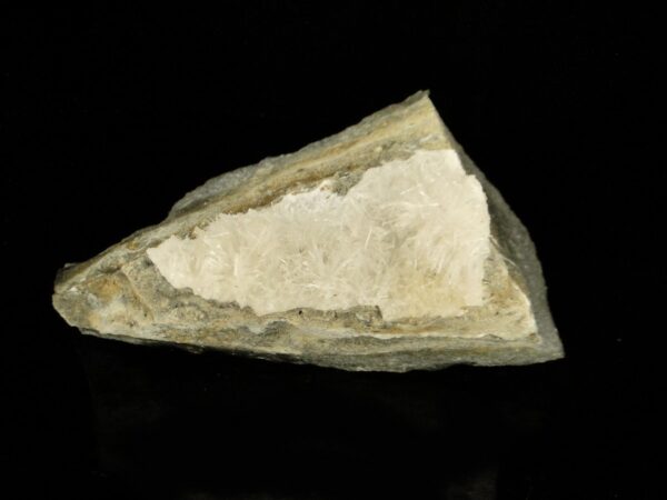 Une pièce de natrolite sur basalt, très beau contraster, un échantillon pour collectionneur de minéraux.