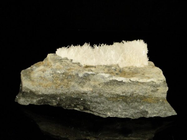 Une pièce de natrolite sur basalt, très beau contraster, un échantillon pour collectionneur de minéraux.