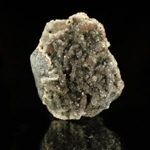 Une pièce pour collectionneur de minéraux, des cristaux de quartz recouvrent l'hématite.