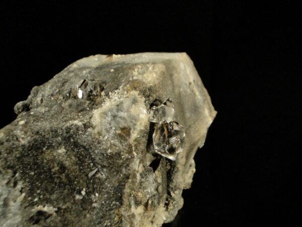 Ce sont des cristaux de quartz "diamant", ils se trouvent dans des septarias, un échantillon pour collectionneur de minéraux.