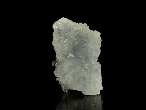 Une pièce de célestine de Madagascar, les cristaux sont bleu, une pièce pour collectionneur de minéraux.