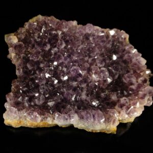 Une améthyste à la couleur violette soutenue et à la brillance éclatante, une pièce pour collectionneurs de minéraux.