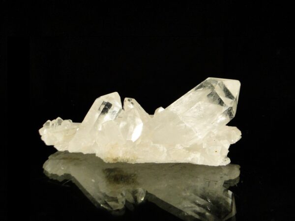 Des cristaux de quartz alpins, une pièce pour collectionneur de minéraux.