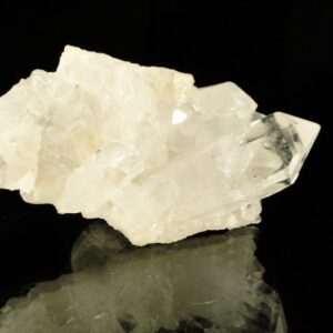 Des cristaux de quartz alpins, une pièce pour collectionneur de minéraux.