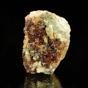 Une pièce cristallisée de grenats, elle vient de la vallée d'Aoste, c'est une pièce pour collectionneur de minéraux.