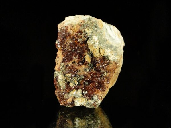 Une pièce cristallisée de grenats, elle vient de la vallée d'Aoste, c'est une pièce pour collectionneur de minéraux.