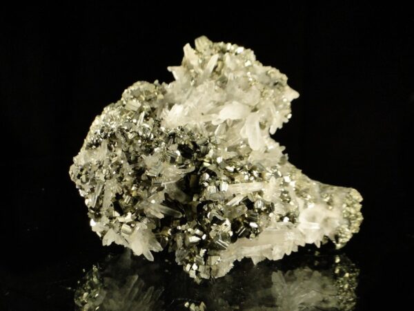 De la pyrite associée à du quartz, venant du Perou, c'est une pièce pour collectionneurs de minéraux.