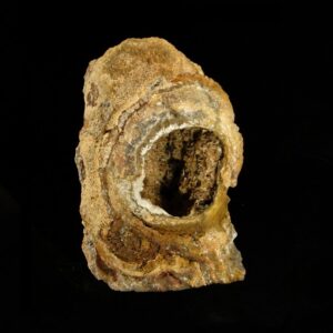 C'est une géode de goethite sur des cristaux de baryte, elle provient des Redoutières à Chaillac, c'est une pièce pour collectionneur de minéraux.