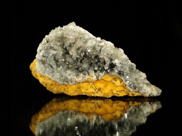 C'est une baryte aux cristaux bleue des Redoutières, c'est une pièce pour collectionneur de minéraux.