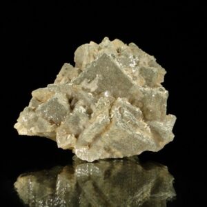 Des cristaux de fluorite recouverts de baryte, ils viennent de la mine du Rossigno, à Chaillac, c'est une pièce pour collectionneur de minéraux.
