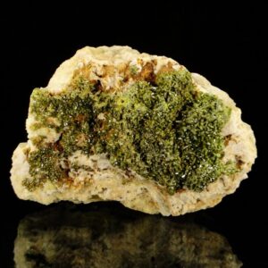 Des cristaux de pyromorphite verte sur de la fluorite, elle vient de Chaillac, c'est une pièce pour collectionneur de minéraux.