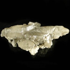 Ce sont des cristaux de cérusite, ils viennent de la mine de Chaillac, une pièces pour collectionneur de minéraux.