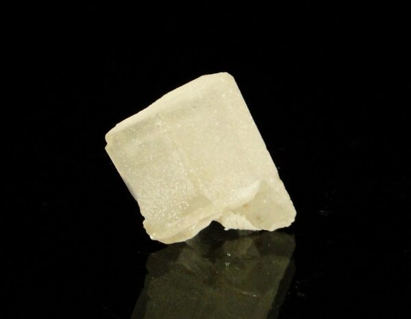 C'est un cristal de cérusite, ils viennent de la mine de Chaillac, une pièces pour collectionneur de minéraux.