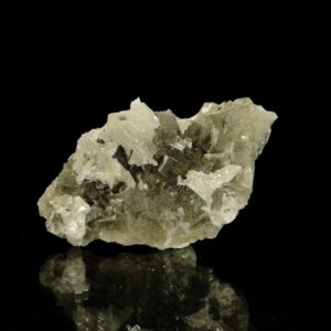 Ce sont des cristaux de cérusite sur des cubes de fluorite, la pièce vient de Chaillac, un échantillon pour collectionneur de minéraux.