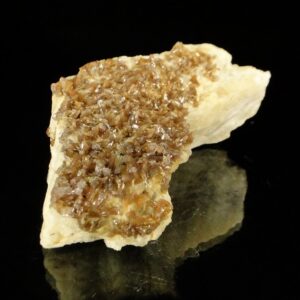 C'est une pièce de pyromorphite marron, les cristaux sont très brillants, elle vient de Chaillac, une pièce pour collectionneur de minéraux.