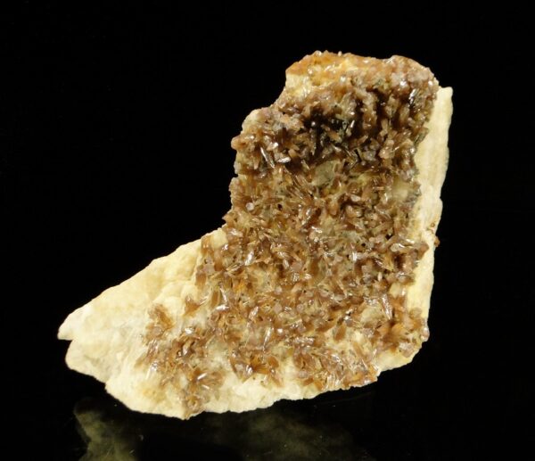 C'est une pièce de pyromorphite marron, les cristaux sont très brillants, elle vient de Chaillac, une pièce pour collectionneur de minéraux.