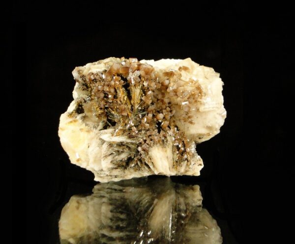 Une pièce de pyromorphite associée à de la baryte et de la fluorite, une pièce de qualité pour collectionneur de minéraux.
