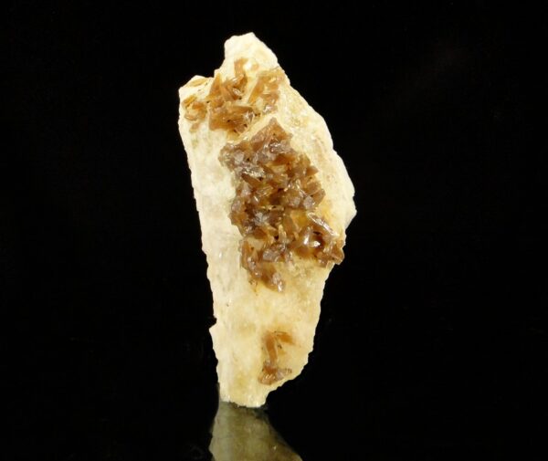C'est une pièce de pyromorphite marron, les cristaux sont très brillants, elle vient de Chaillac, une pièce pour collectionneur de minéraux.