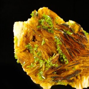 Une belle association de baryte et pyromorphite, provenant de Chaillac, c'est une pièce pour collectionneurs de minéraux.