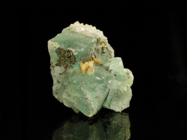 Des cristaux de fluorite sur quartz de la mine du Burc, une pièce pour collectionneur de minéraux.