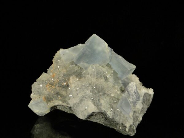 Des cristaux de fluorite sur quartz de Montroc, une pièce pour collectionneur de minéraux.