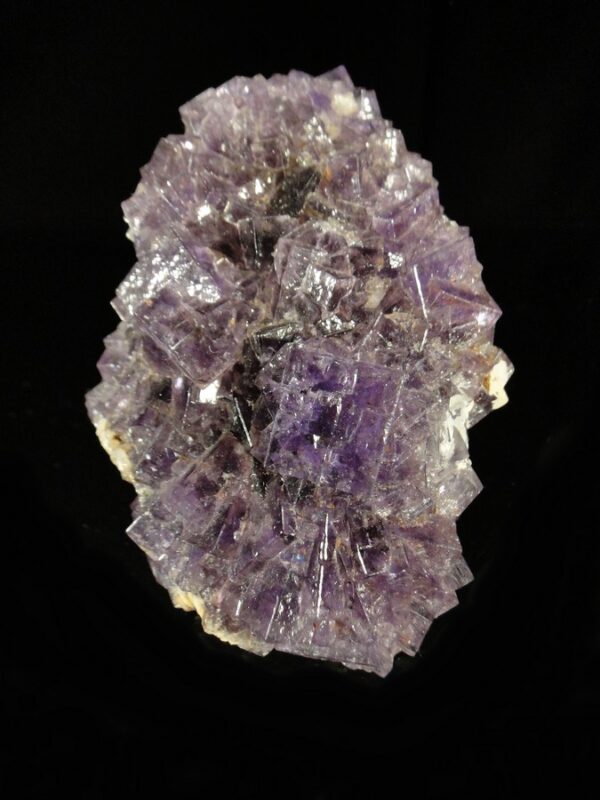 Une pièce flottante de cristaux de fluorite, elle vient de Berbes, c'est une pièce pour collectionneur de minéraux.