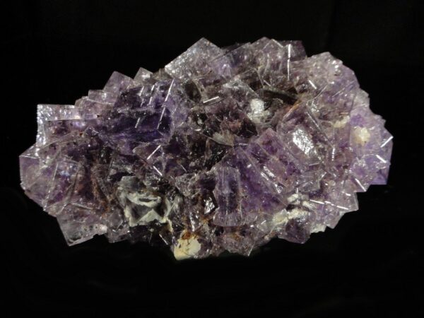 Une pièce flottante de cristaux de fluorite, elle vient de Berbes, c'est une pièce pour collectionneur de minéraux.