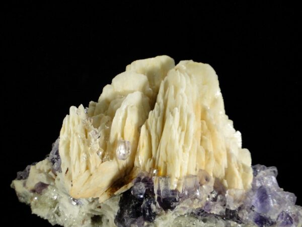 Une association baryte et fluorite, de Berbes, dans les Asturies, c'est une pièce pour collectionneur de minéraux.