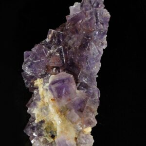 Un ensemble de cristaux de fluorite sur du quartz, provenant de Berbes, une pièce pour collectionneur de minéraux.