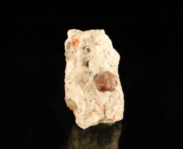 Un grenat de Bessines sur Gartempes, c'est une pièce de Haute-Vienne, pour collectionneur de minéraux.