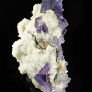 Un ensemble de cristaux de fluorite sur du quartz, provenant de Berbes, une pièce pour collectionneur de minéraux.