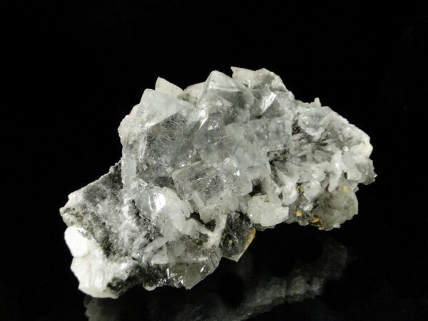 Une pièce de la mina Emilio, on retrouve une superbe association calcite, fluorite et baryte, c'est une pièce pour collectionneur de minéraux.