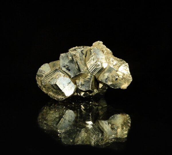 Un ensemble de cristaux de pyrite, la pièce vient du Perou, c'est une échantillon pour collectionneur de minéraux.