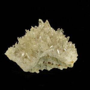 Un ensemble de cristaux de quartz de l'Isère, c'est une pièce pour collectionneur de minéraux.